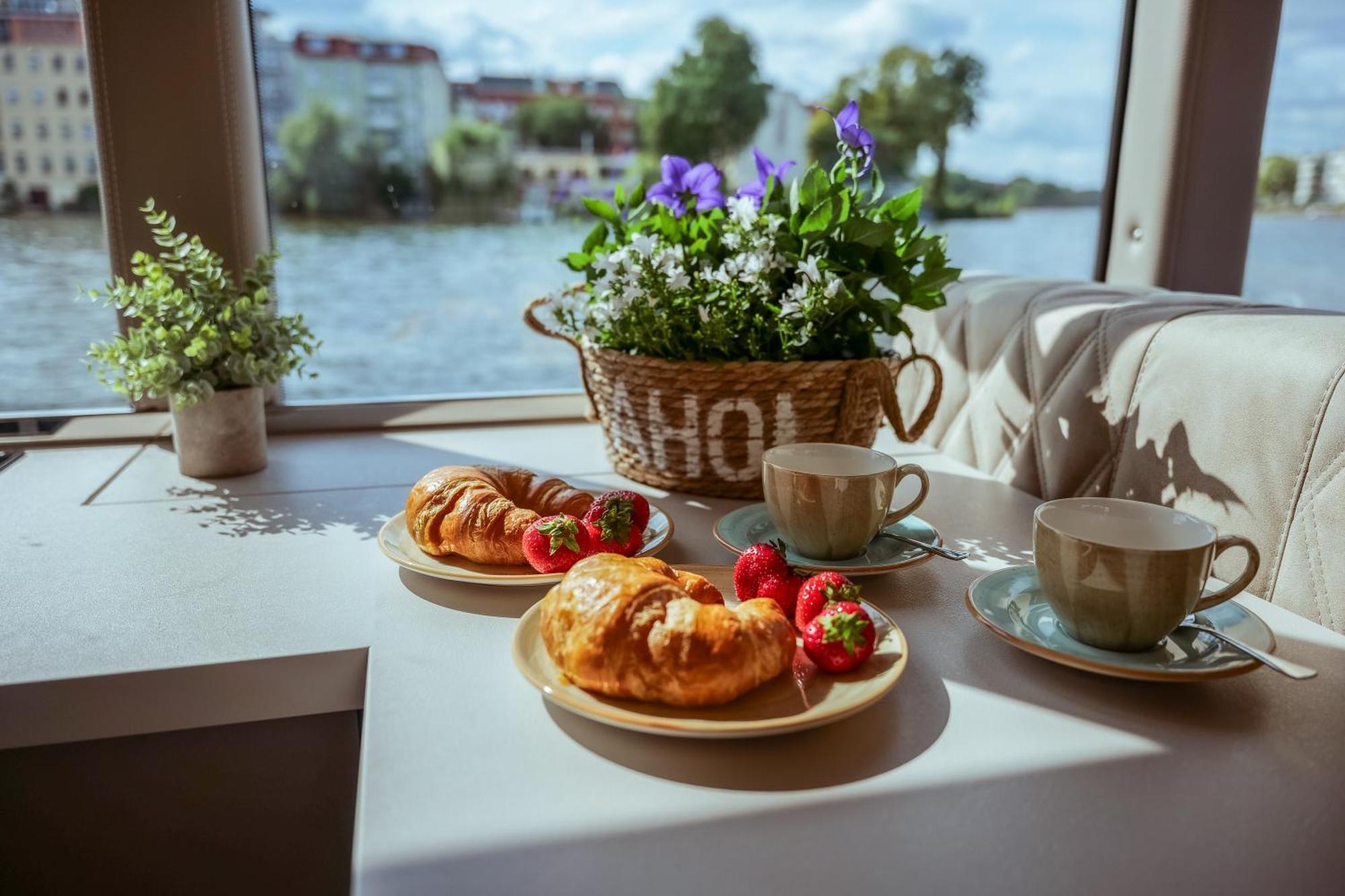 Nena Hausboot Hotel Berlin Bagian luar foto
