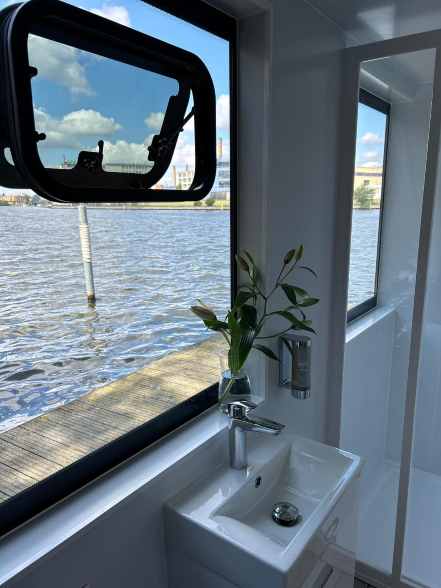 Nena Hausboot Hotel Berlin Bagian luar foto